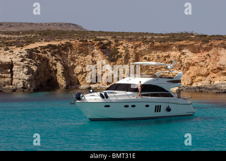 Luxus-Schiff vor Anker vor der blauen Lagune, Comino, Malta. Stockfoto