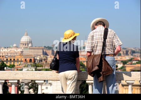 Italien, Rom, Pincio, Aussichtspunkt mit Blick auf die Piazza del Popolo, Touristen Stockfoto