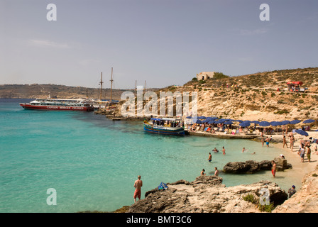 Segelboot und Touristen an der blauen Lagune, Comino, Malta. Stockfoto