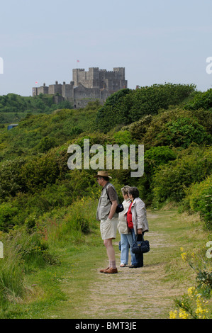 Touristen, die zu Fuß auf einem Küstenweg in der Nähe von Dover Castle Kent England UK Stockfoto