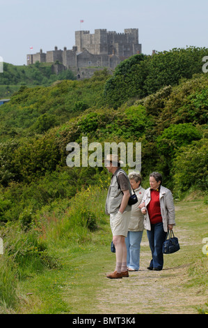 Touristen, die zu Fuß auf einem Küstenweg in der Nähe von Dover Castle Kent England UK Stockfoto