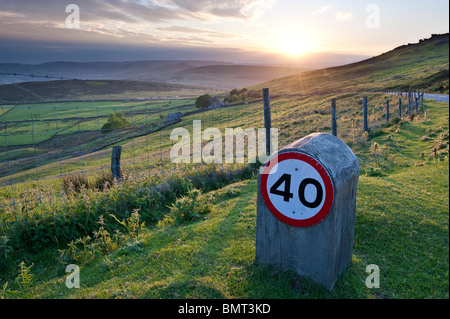 40 km/h Geschwindigkeitsbeschränkung über Moorland Straßen Stockfoto