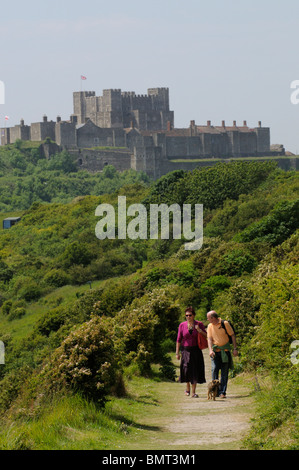 Mann und Frau Hund zu Fuß auf einem Küstenweg in der Nähe von Dover Castle Kent England UK Stockfoto