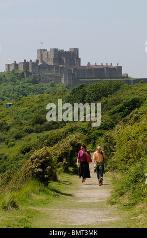 Mann und Frau Hund zu Fuß auf einem Küstenweg in der Nähe von Dover Castle Kent England UK Stockfoto