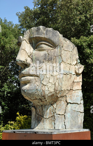 "Tindaro Screpolato" Bronze von Igor Mitoraj in den Boboli-Gärten, Florenz, Italien, Europa Stockfoto