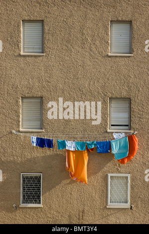 Wohnung Gebäude-Fassade mit bunten Wäsche hängen auf der Linie Stockfoto