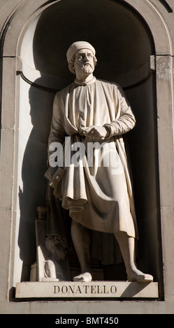 Florenz - doatello Statue auf der Fassade der Uffizien von Girolamo Torrini. Stockfoto