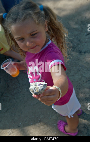 kleines Mädchen hält ein Einsiedlerkrebs Stockfoto