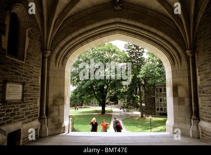 Princeton University Blair Hall Studenten betreten das Gebäude. Gotischer Steinbogen und Blick auf den Campus. New Jersey USA Stockfoto