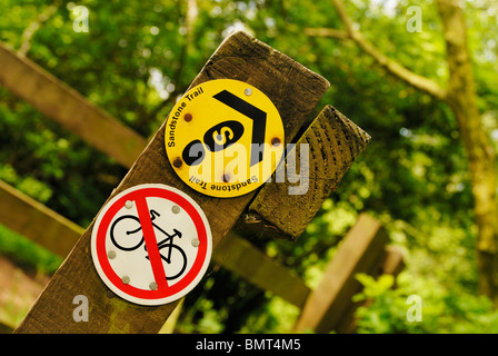Richtung und keine Radsport Anzeichen auf Sandstein-Tour in Cheshire. Stockfoto
