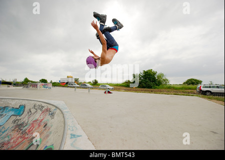 Inline-Skater in Aktion bei speziell dafür gebauten Skatepark in Leigh on Sea, Essex, England. Stockfoto