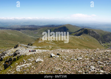 Eine Gruppe Abstieg der Ostgrat der Carnedd Llewelyn in Snowdonia. Blick auf Cwm Eigiau, yr Helgi Du Stift und Feder Llithrig y Wrach Stockfoto