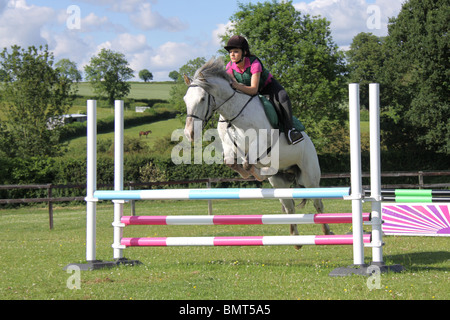 Teenager-Mädchen springen pony Stockfoto