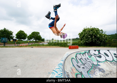 Inline-Skater in Aktion bei speziell dafür gebauten Skatepark in Leigh on Sea, Essex, England. Stockfoto