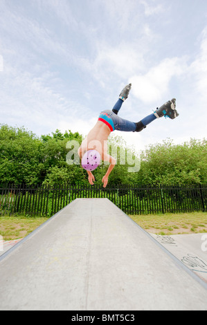 Inline-Skater in Aktion bei speziell dafür gebauten Skatepark in Leigh on Sea, Essex, England. Stockfoto