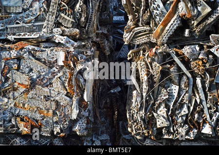 Schrott aus Aluminium wird zerkleinert und gepresst, himmelhoch, bereit für den Transport gestapelt. Stockfoto