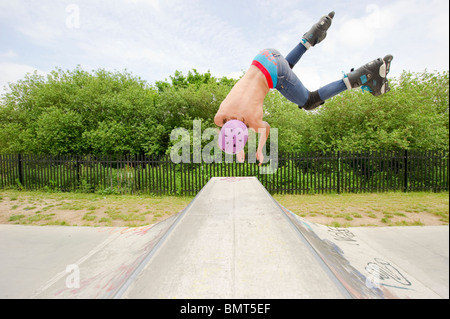 Inline-Skater in Aktion bei speziell dafür gebauten Skatepark in Leigh on Sea, Essex, England. Stockfoto