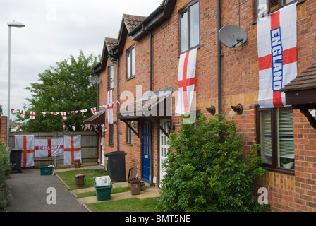 Englische Flaggen schmückten ein Haus und Auto 2010World Cup Spannung London England 2010s UK HOMER SYKES Stockfoto