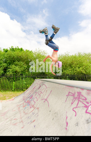 Inline-Skater (Siffer) in Aktion bei speziell dafür gebauten Skatepark in Leigh on Sea, Essex, England. Stockfoto