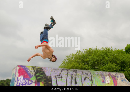 Inline-Skater in Aktion bei speziell dafür gebauten Skatepark in Leigh on Sea, Essex, England. Stockfoto