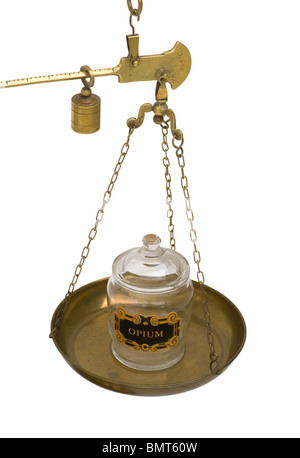 Wiegen des Marihuanas. Draufsicht auf ein Opiumglas auf einer Messingpfanne einer Skala. Stockfoto