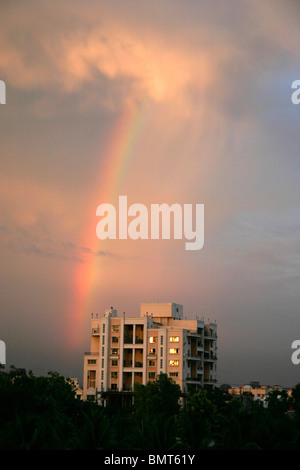 Regenbogen und Wohngebäude in stürmischen Bedingungen im Abendlicht; Pune; Maharashtra; Indien Stockfoto