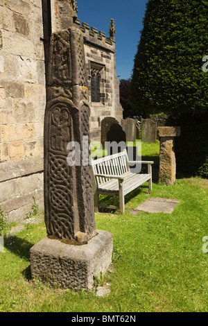 Großbritannien, England, Derbyshire, Hoffnung, St Peter Kirchhof, alten kopflose sächsischen Predigt Kreuz mit ineinander verschlungenen design Stockfoto