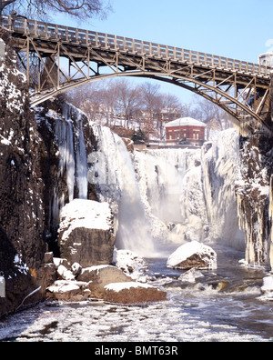 Gefrorener Wasserfall unter Brücke, N.J. Stockfoto