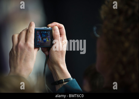 Frau mit kleine kompakte Digitalkamera bei Hay Festival 2010 Hay on Wye Powys Wales UK Stockfoto