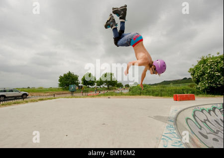 Inline-Skater in Aktion bei speziell dafür gebauten Skatepark in Leigh on Sea, Essex, England. Stockfoto