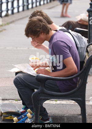 zwei Teenager Jungs Essen Chips, Appledore, North Devon Stockfoto