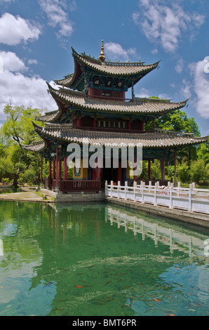 Mond umarmen Pavillon Black Dragon Pool Park Lijiang Yunnan China Stockfoto