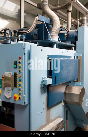 Industriewaschmaschinen in einem Waschsalon Stockfoto