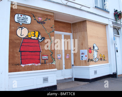 Ein Shop mit Graffiti Protest gegen Zweitwohnungsbesitzer Appledore, Devon geschlossen. Stockfoto