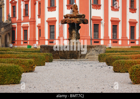 Brunnen in den Gärten von Troja Burg in Prag Stockfoto