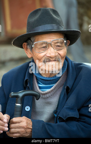Porträt Naxi brillentragende Mann Sifong Square Lijiang Altstadt Yunnan China Stockfoto