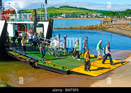 Passagiere aussteigen aus der Cumbrae Fähre in Largs, Ayrshire, Schottland Stockfoto