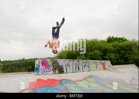 Inline-Skater in Aktion bei speziell dafür gebauten Skatepark in Leigh on Sea, Essex, England. Stockfoto