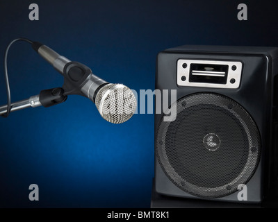 Professionelles Mikrofon und Lautsprecher über einen diffusen blauen Hintergrund. Stockfoto