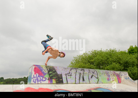 Inline-Skater in Aktion bei speziell dafür gebauten Skatepark in Leigh on Sea, Essex, England. Stockfoto