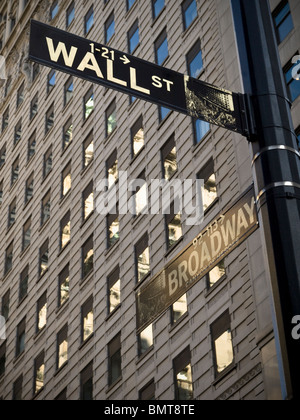 Ein Wall-Street melden wenn es Crossover mit Broadway in New York City. Stockfoto