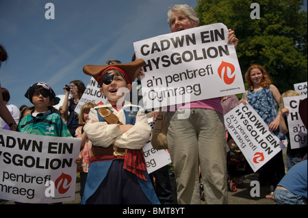 Ein Protest von den Mitgliedern des Vereins walisischen Sprache gegen Schließung von kleinen ländlichen Schulen auf der Urdd Eisteddfod 2010 Stockfoto