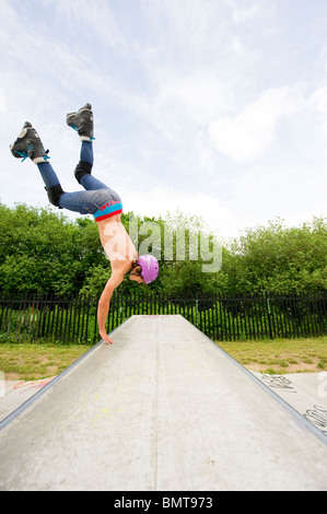 Inline-Skater in Aktion bei speziell dafür gebauten Skatepark in Leigh on Sea, Essex, England. Stockfoto