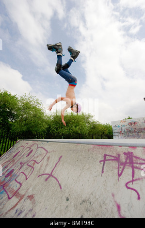 Inline-Skater in Aktion bei speziell dafür gebauten Skatepark in Leigh on Sea, Essex, England. Siffer. Stockfoto