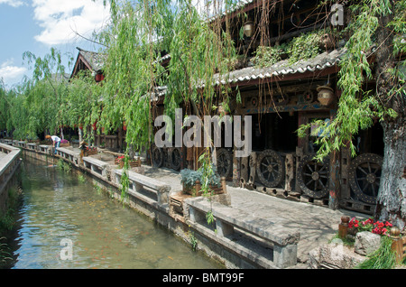 Kanal anf Geschäfte Altstadt Lijiang Yunnan China Stockfoto