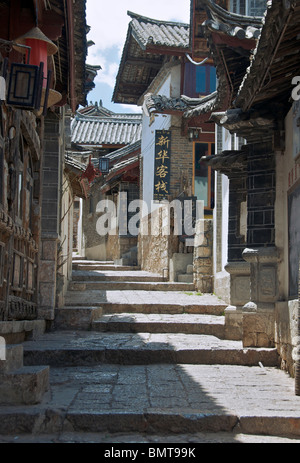 Leere schmale Straße Altstadt Lijiang Yunnan China Stockfoto