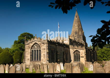 UK, England, Derbyshire, Hoffnung, St. Peter Kirche und Friedhof an sonnigen Tag Stockfoto