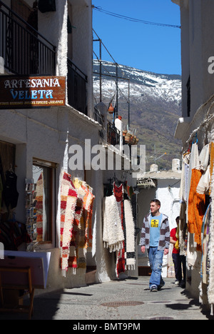 Einkaufsmeile, Pampaneira, Las Alpujarras, Provinz Granada, Andalusien, Südspanien, Westeuropa. Stockfoto