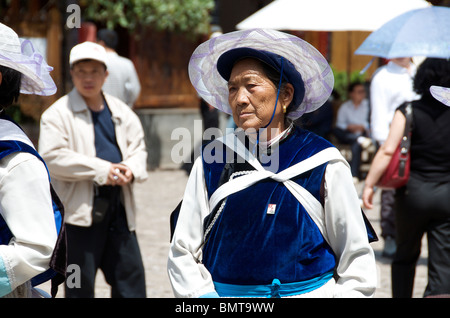 Naxi Frau im Kostüm tanzen Sifong Square Lijiang Altstadt Yunnan China Stockfoto