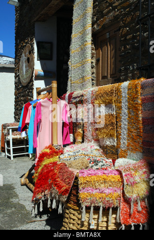 Lokal hergestellte Teppiche zu verkaufen, weiß getünchten Dorf (Pueblo Blanco), Pampaneira, Las Alpujarras, Provinz Granada, Andalusien, Spanien. Stockfoto